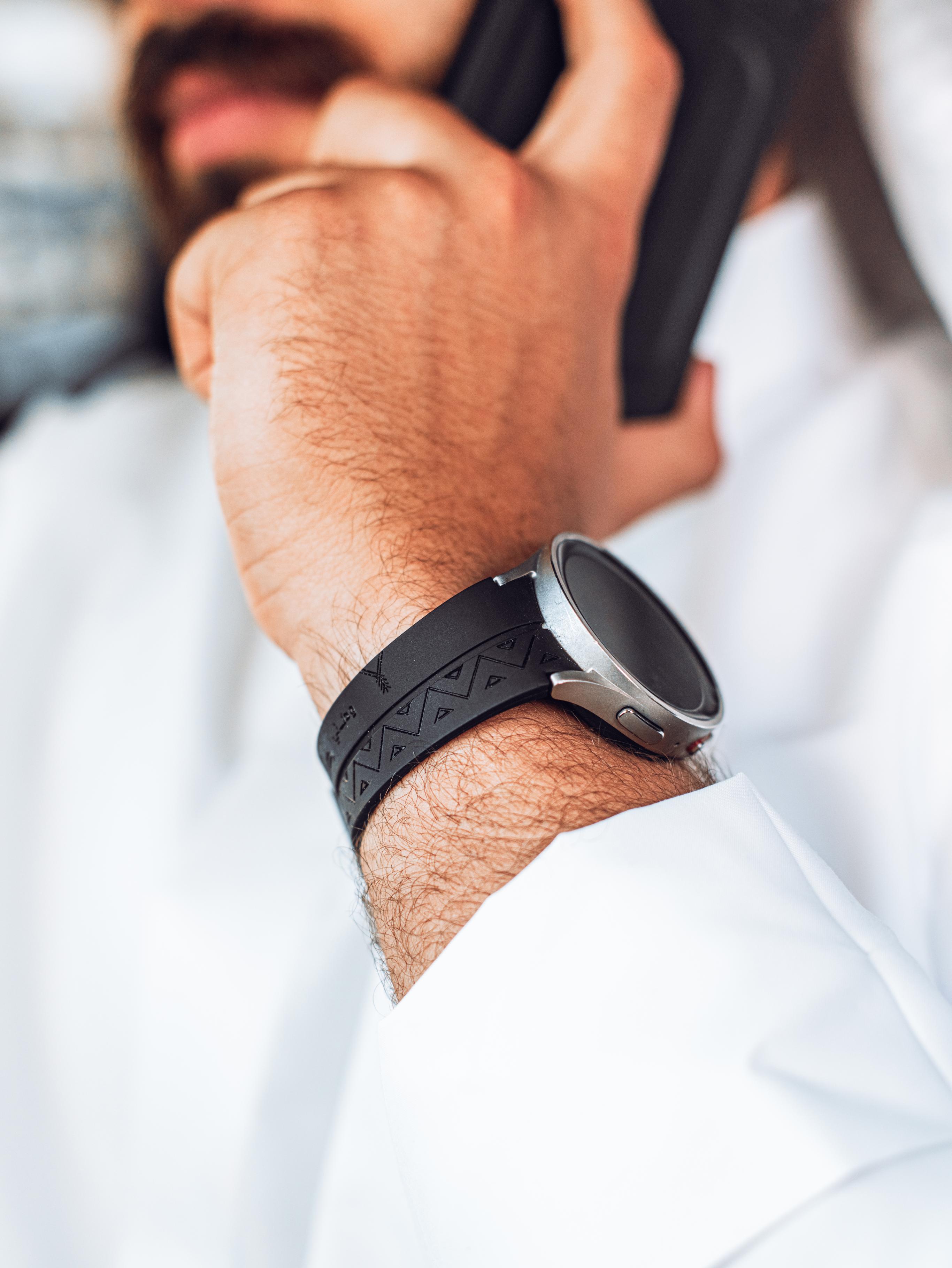 سوار نشيد الوطن (أسود)