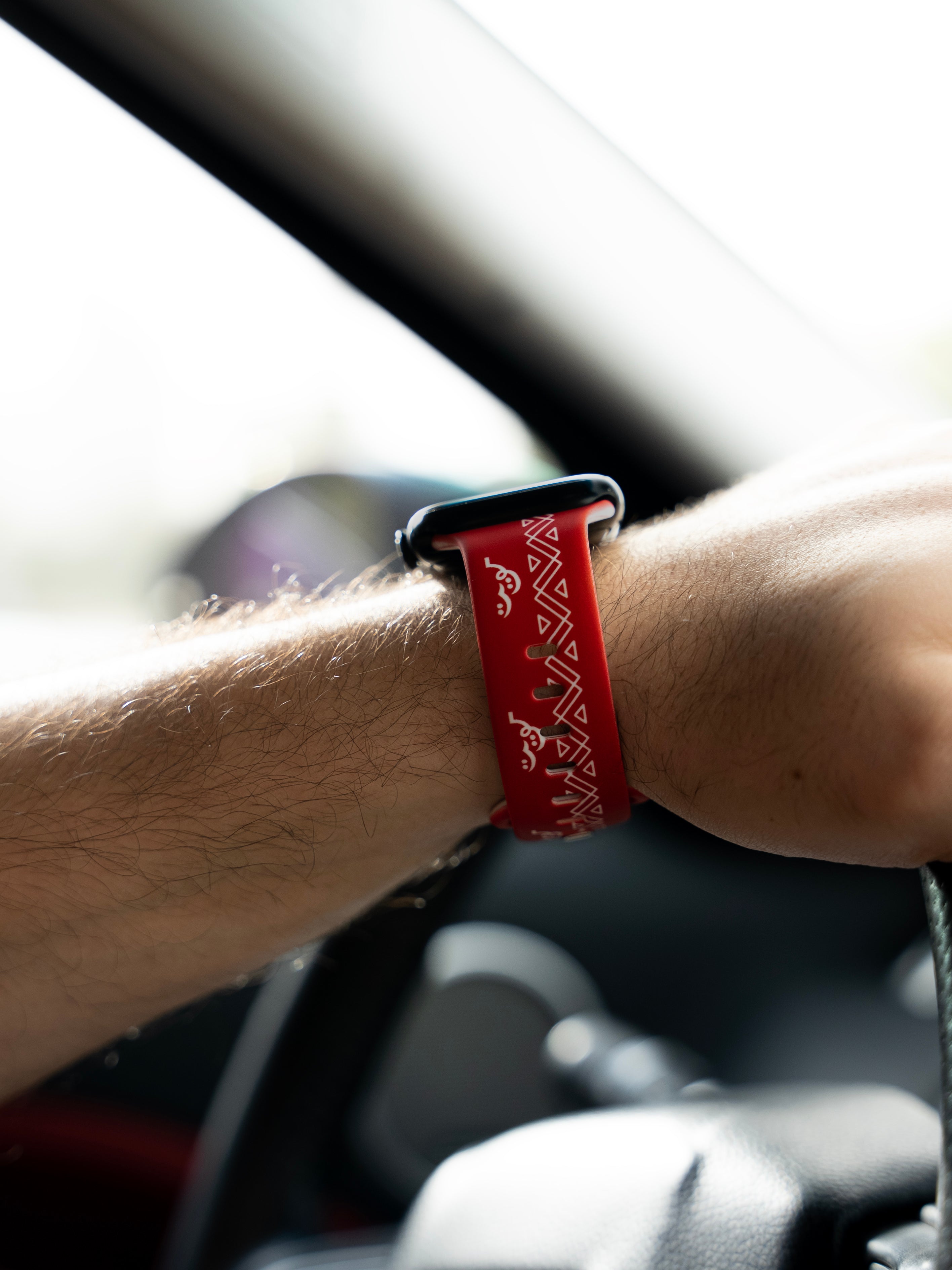 سوار راية الكويت الحمراء